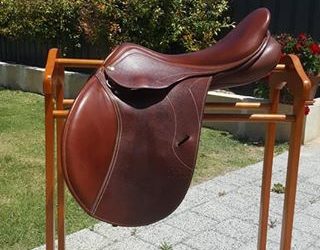 Gorgeous Pessoa Rodrigo Jump Saddle 16.5 Inch Oak Bark