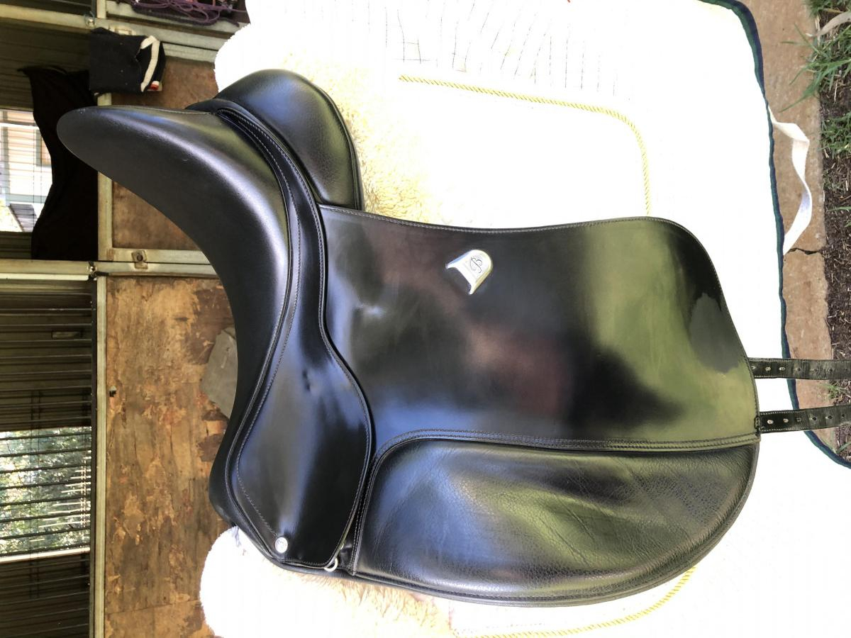 Bates Black 17.5 dressage saddle Cavalletti Equine Bates Black 17.5 dressage saddle Cavalletti Equine