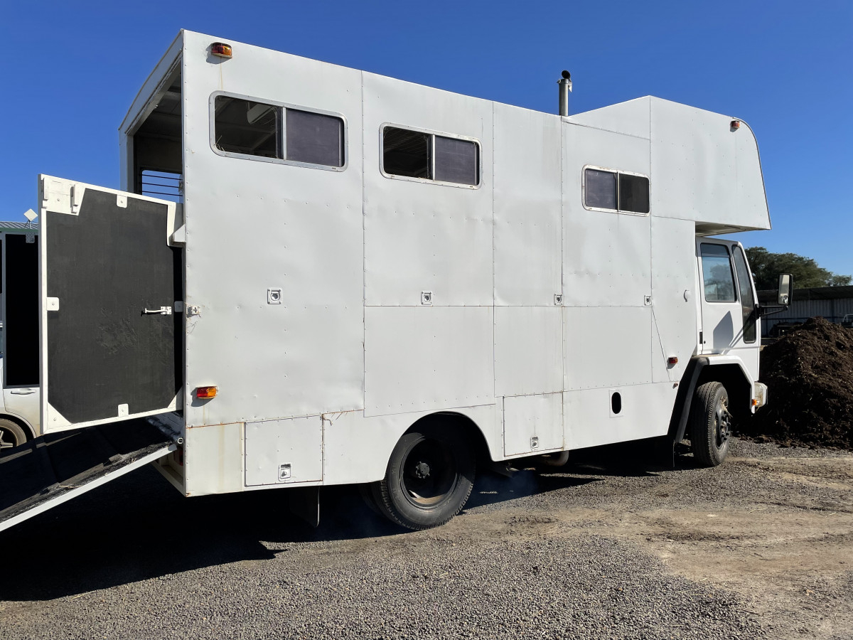 4horse truck with living