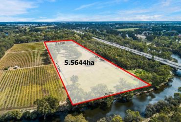 LIFESTYLE PROPERTY WITH IT ALL – SIZE, LOCATION, WATERFRONT & PADDOCKS