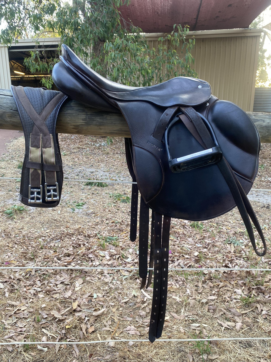 乗馬用の鞍　鐙付き 乗馬用の鞍 鐙付き