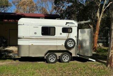 Elite 2 horse angle float Beautiful condition 2022 model