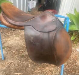 Pessoa jump saddle with suede seat and knee rolls