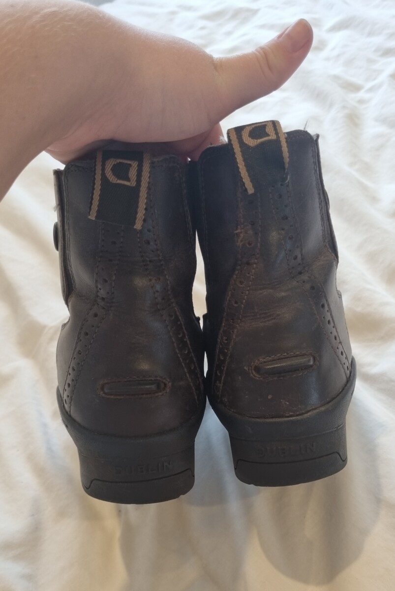 Good condition second hand everyday riding boots and jodhpurs/leggings