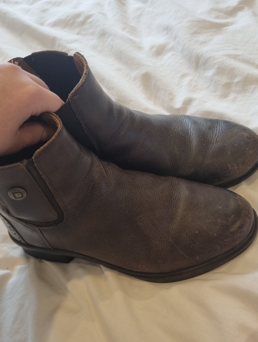Good condition second hand everyday riding boots and jodhpurs/leggings