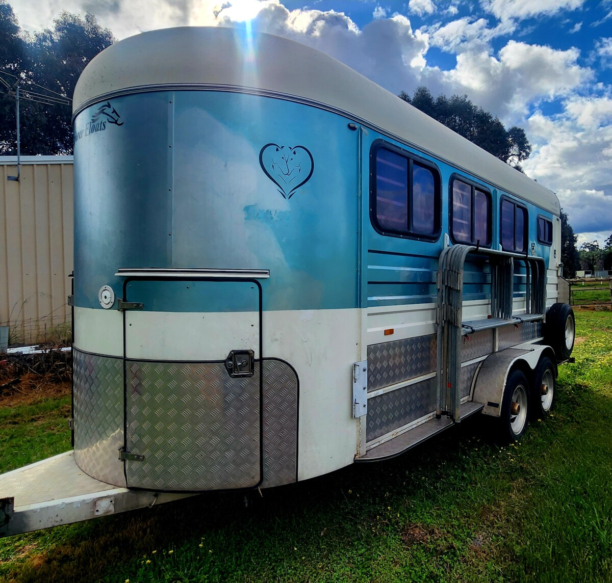 Xplorer 3 horse angle with dressing room