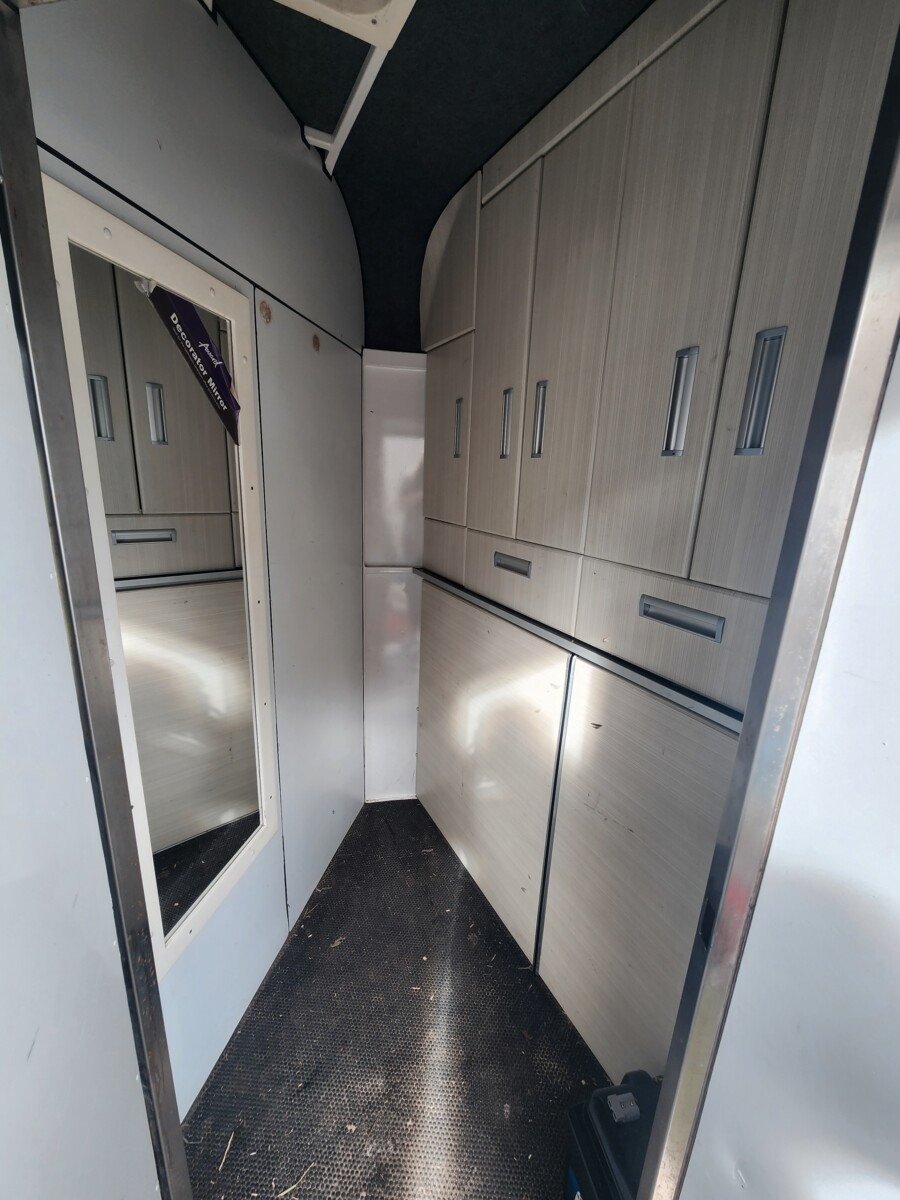 Xplorer 3 horse angle with dressing room