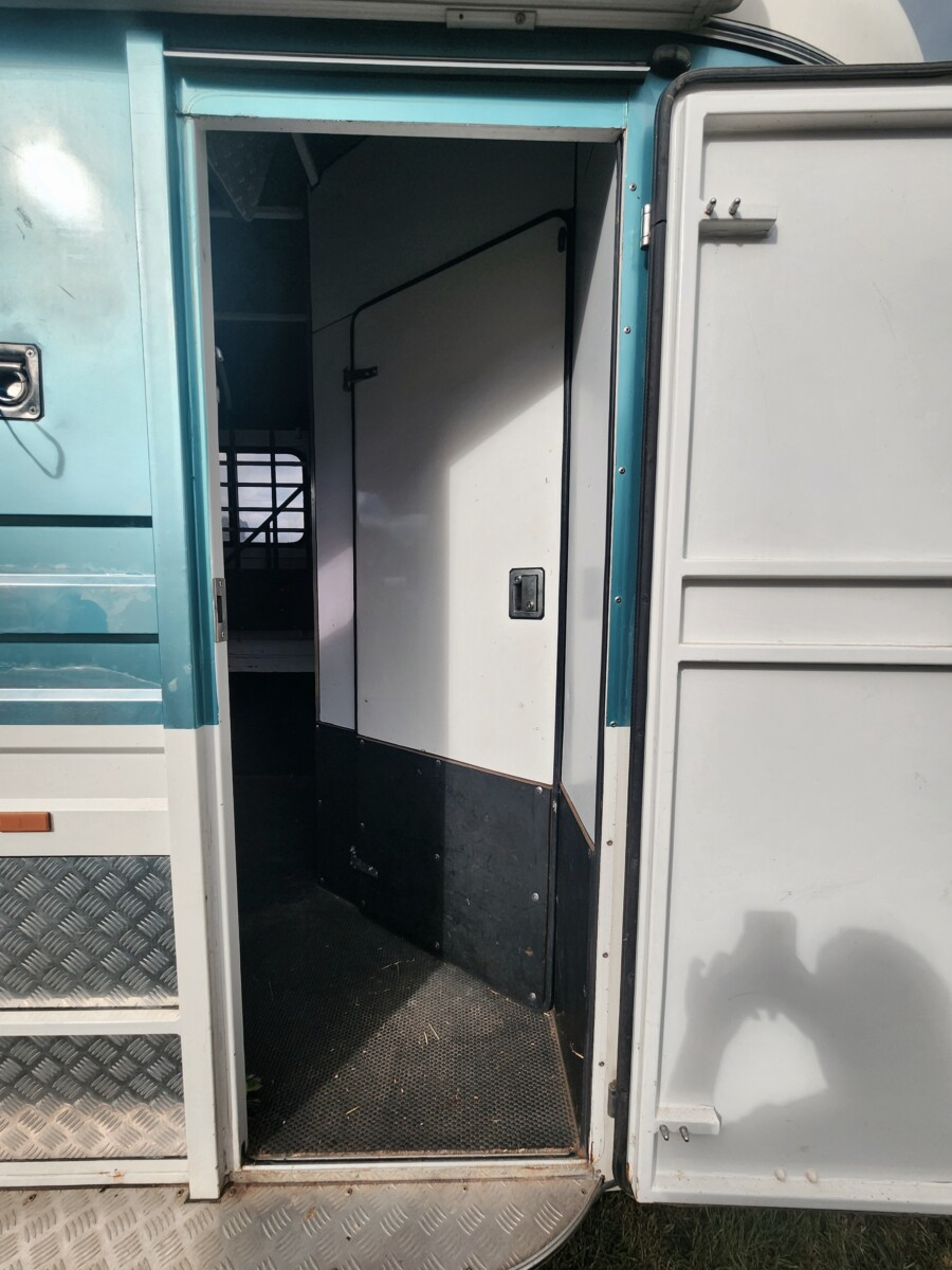 Xplorer 3 horse angle with dressing room