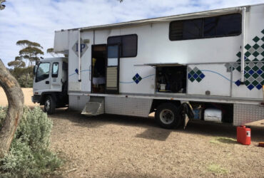 Isuzu 500 Horse Truck 2002 3 Horses plus living