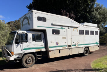 Mitsubishi Dual Cab 6 Horse Truck with Comfortable Living